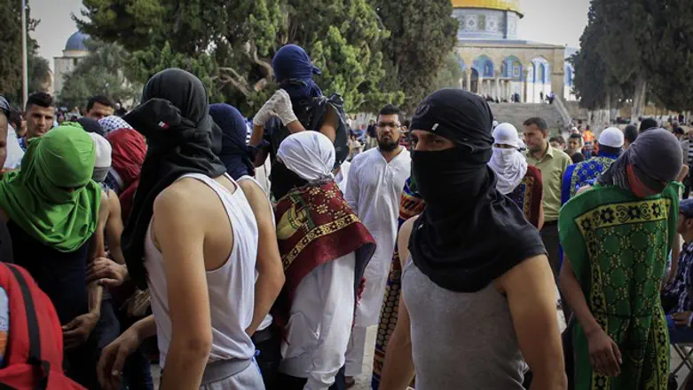 Masked rioters on the Temple Mount (Archive)