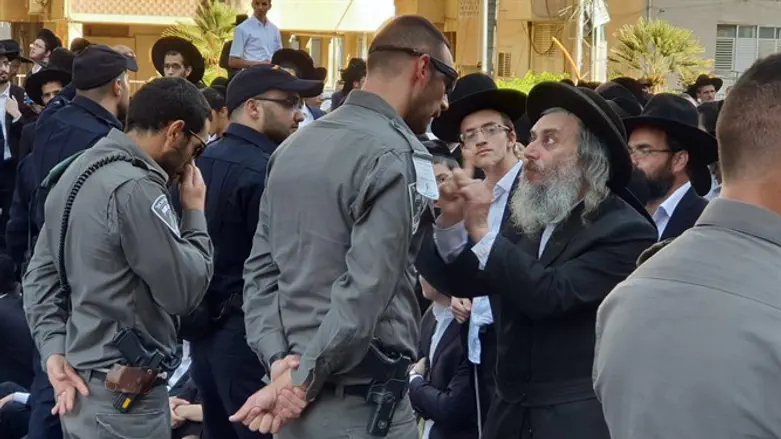 Police and haredim face off (illustration)