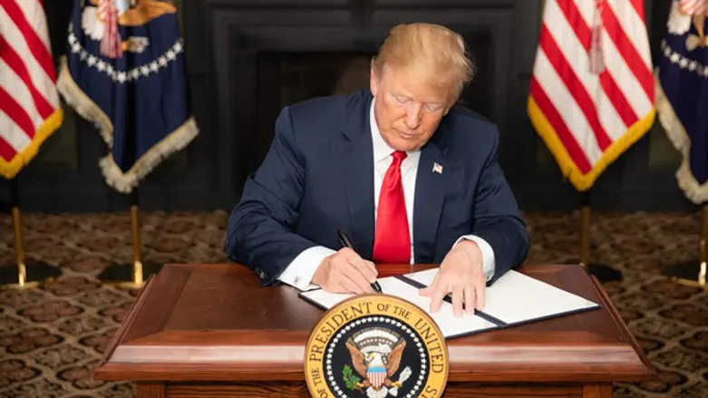 Trump signs order re-imposing sanctions on Iran