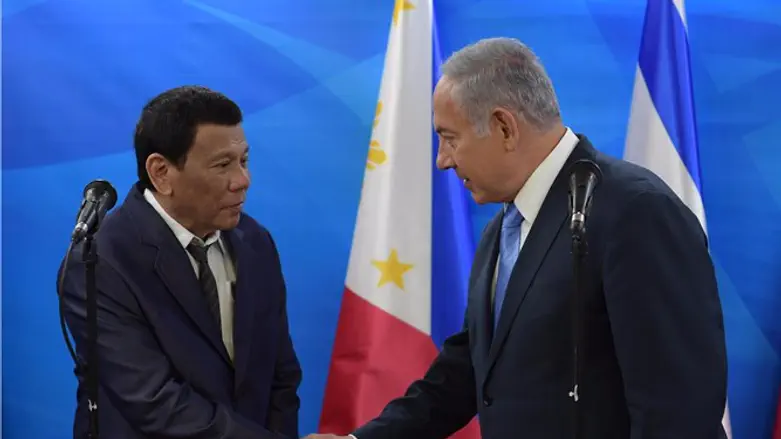 Netanyahu (R) with Philippine President