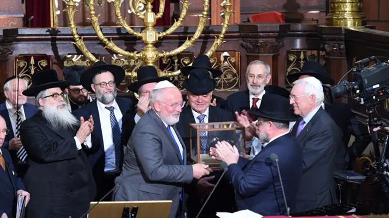 Timmermans receives the Lord Jakobovits Prize