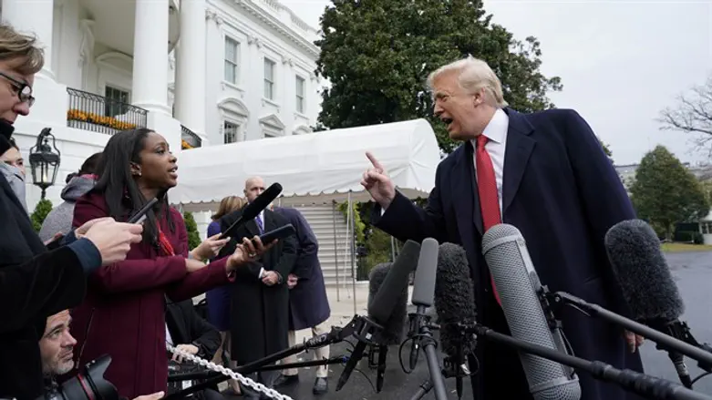 טראמפ ועיתונאים מחוץ לבית הלבן