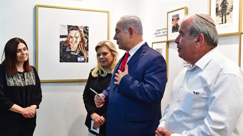 PM Netanyahu and his wife with parents of Hadas Malka