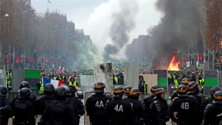 Paris anti-fuel tax riots