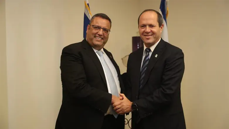 Incoming mayor, Moshe Lion (left), meets his predecessor, Nir Barkat (right)