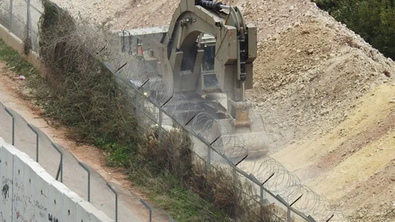דחפור צה"לי בעבודות לחשיפת המנהרות בגבול לבנון