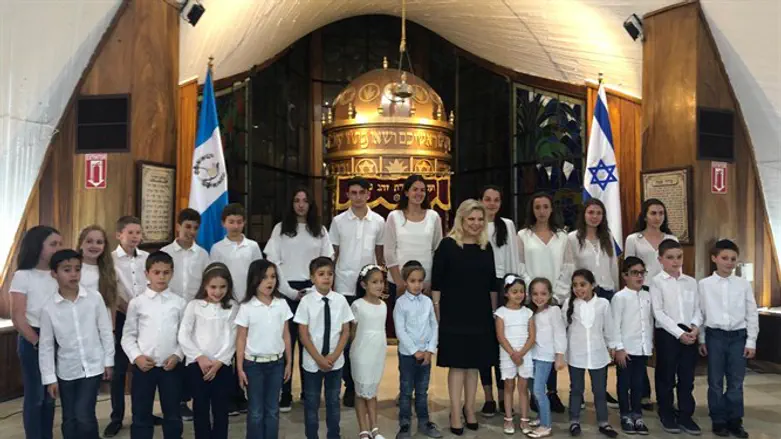 שרה נתניהו עם ילדי הקהילה היהודית בגואטמלה