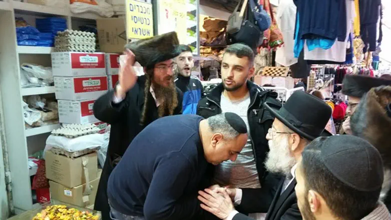 Rabbi Stern in Machane Yehuda