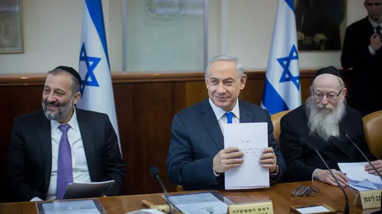 Netanyahu at cabinet meeting