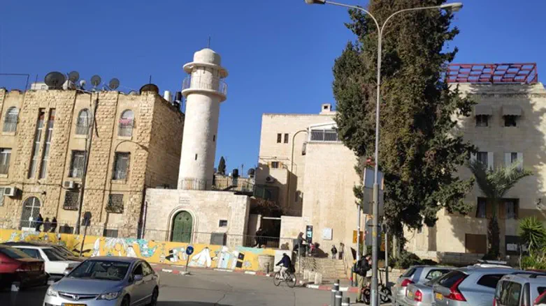 The mosque at the entrance to the Jewish Quarter