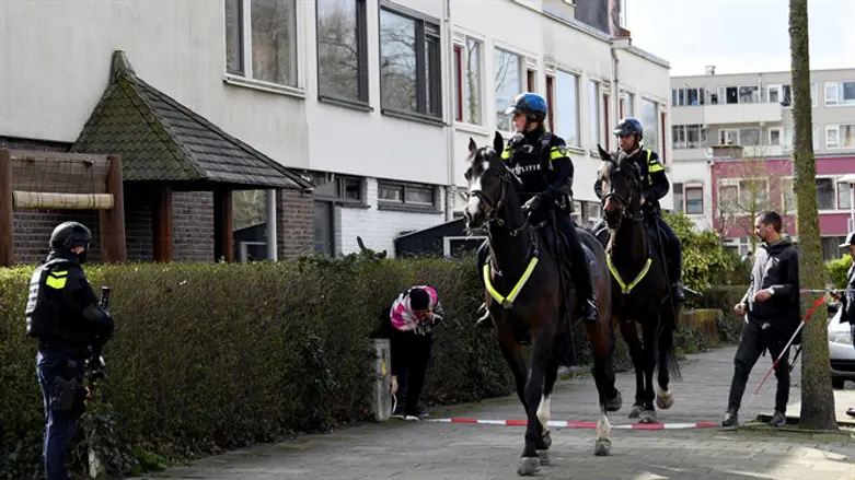 Mounted police after shooting in Utrecht