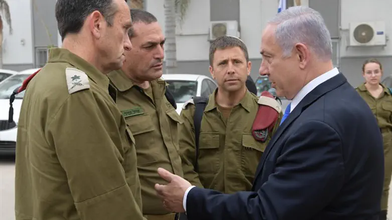 Netanyahu with the deputy chief of staff and the commander of the Southern Command
