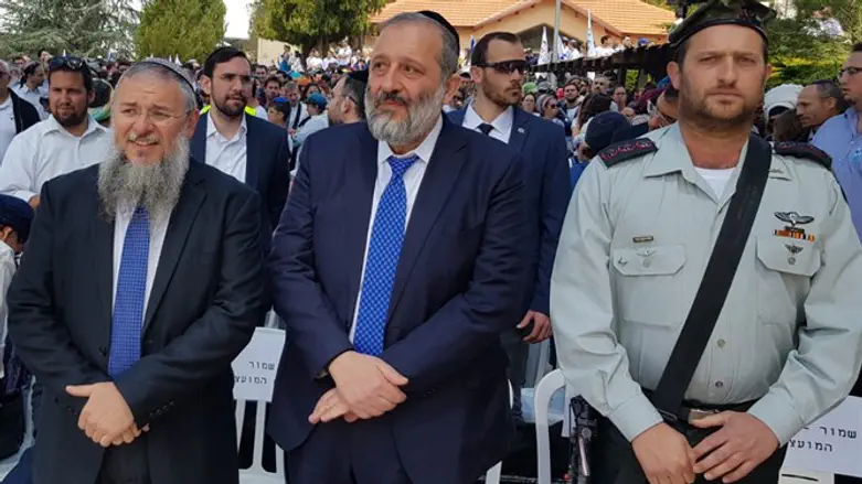 Shlomo Ne'eman (l) and Aryeh Deri (c) at Gush Etzion memorial event