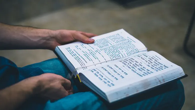 Man holds Hebrew-Spanish prayer book