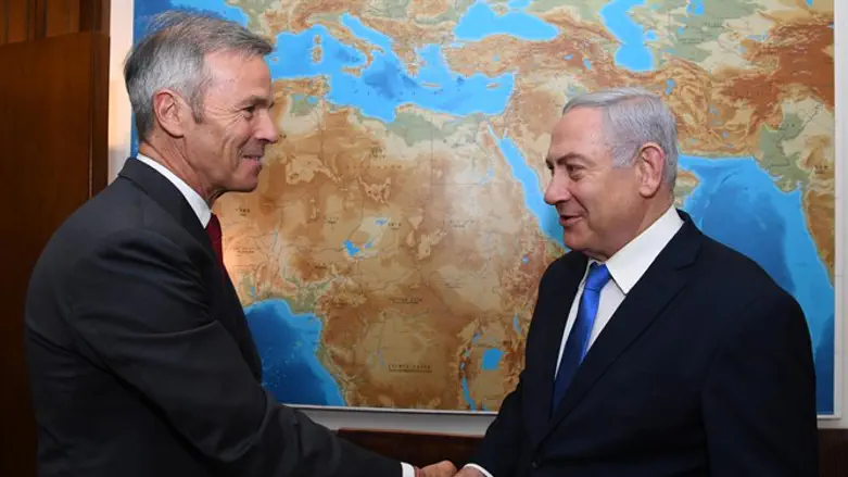 Netanyahu meets Eric Bacos
