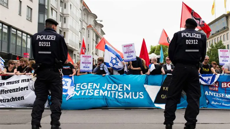 Demonstrators rally against al-Quds Day march in Berlin, July 11, 2015