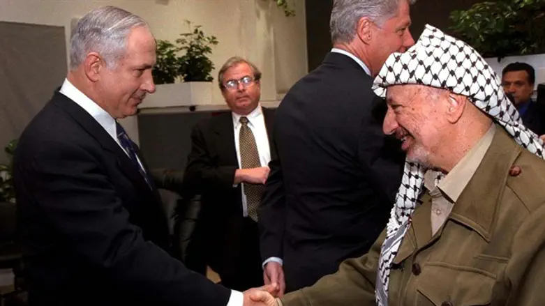 Netanyahu, Arafat shake hands; December, 1998