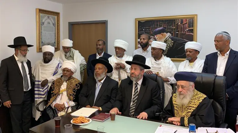 Chief rabbis meet with the Ethiopian community representatives.