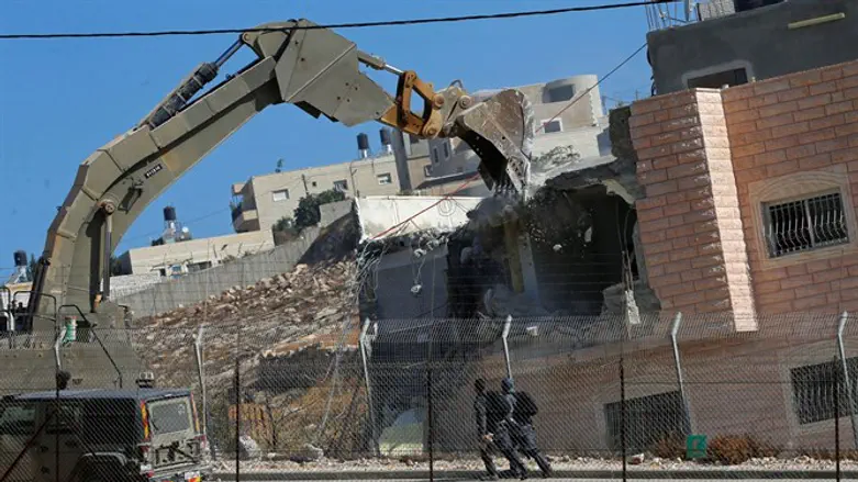 Israeli forces demolish illegal Arab apartment buildings in Sur Baher, Jerusalem
