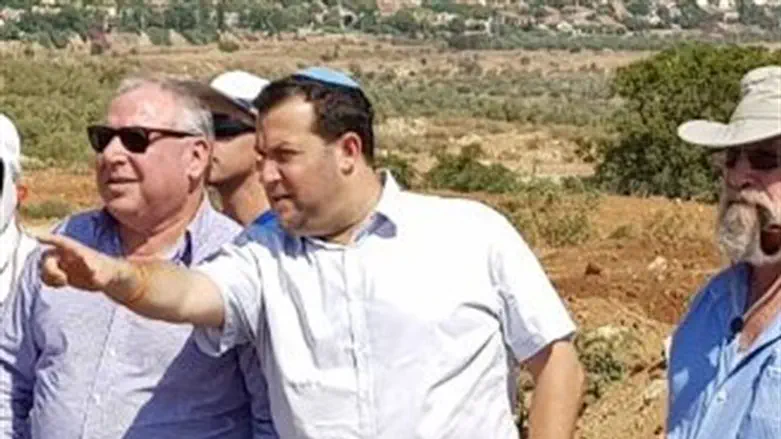 Dagan and Amsalem on a tour of Samaria