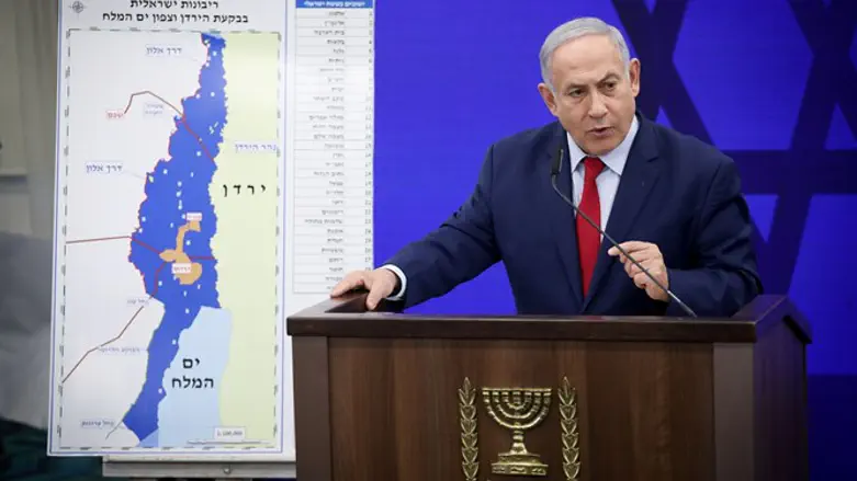 Netanyahu with Jordan Valley sovereignty map