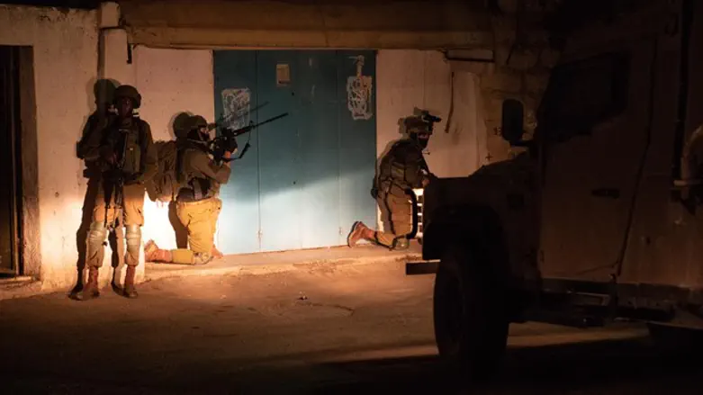 IDF soldiers apprehending the murderers of Rina Shnerb