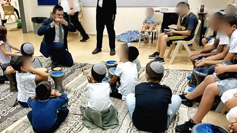 Rabbi Moshe Cohen, from Yad L'Achim, blows shofar for the children.