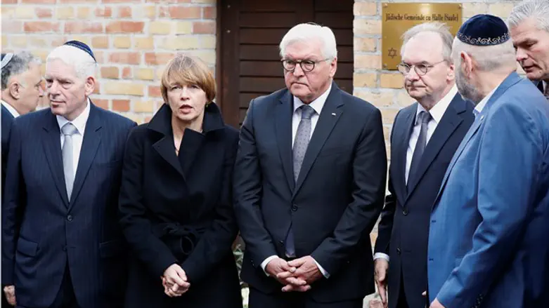 German President Frank-Walter Steinmeier (center) visits the synagogue in Halle 