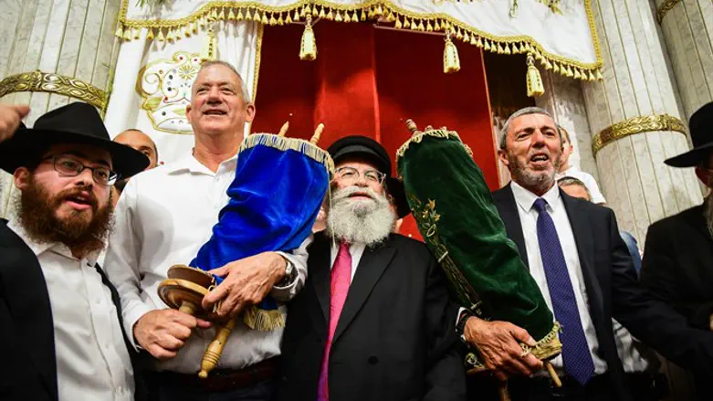 Benny Gantz and Rabbi Rafi Peretz at hakafot shniyot in Kfar Chabad, before coronavirus