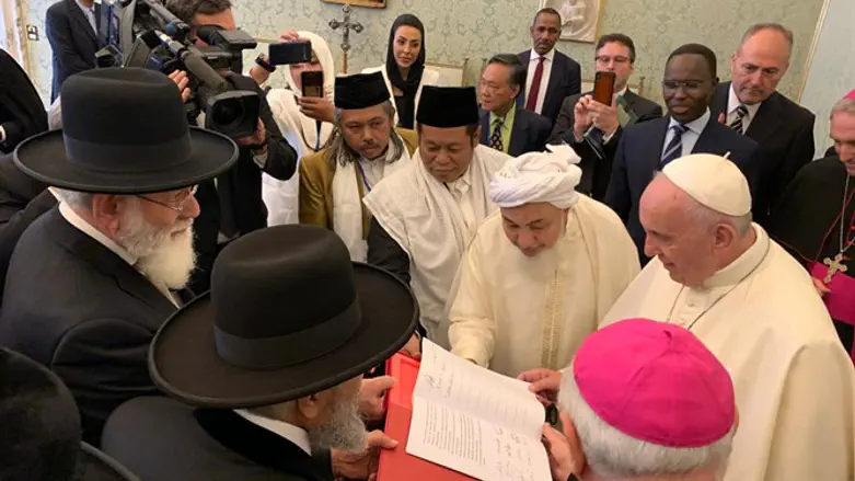 מנהיגי הדתות בחתימה על ההצהרה