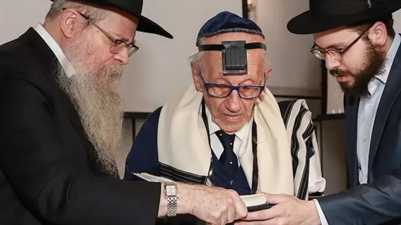 Stern at his bar mitzvah with Rabbis David Weitman, left, and Toive Weitman