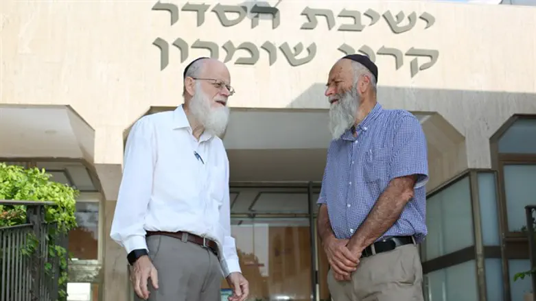 הרב שמואל הבר (מימין) והרב אברהם קורצוויל בפתח בניין הישיבה