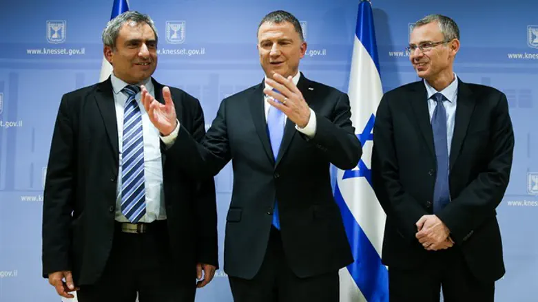 Edelstein (C) with Likud negotiators Ministers Ze'ev Elkin (L) and Yariv Levin (R)