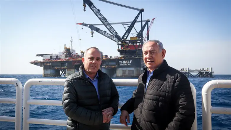 PM Netanyahu and Energy Minister Yugal Steinitz at Leviathan platform