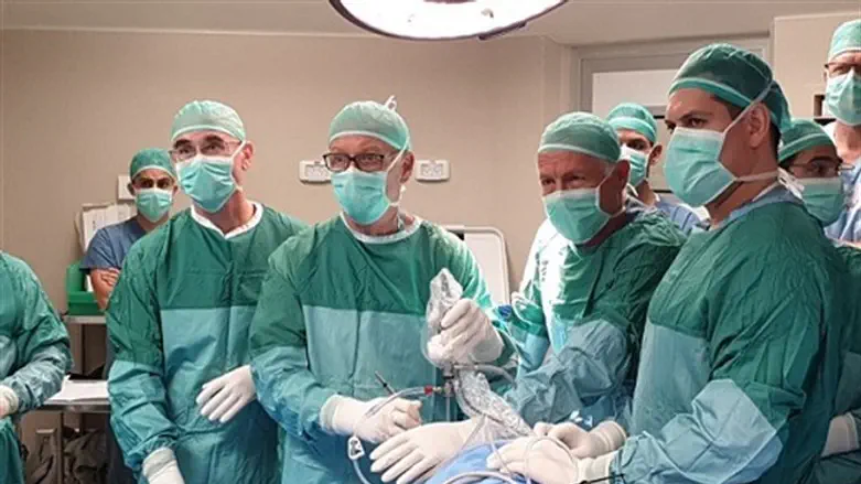 צוות המנתחים בניתוח ההשתלה