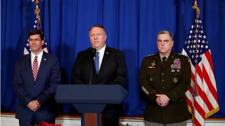 Mike Pompeo (c) with Defense Secretary Mark Esper (l) and General Mark Milley (r