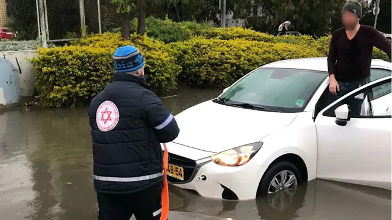חילוץ אזרחים מההצפה בחיפה