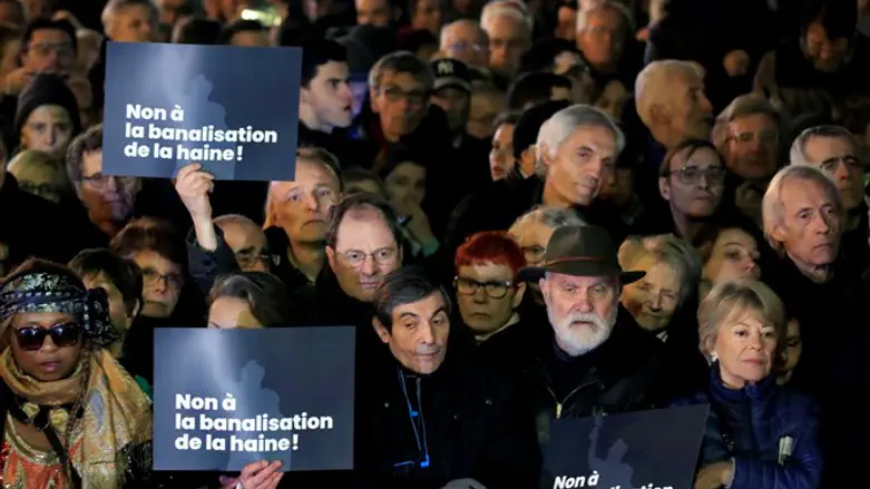 Thousands gather in Paris to protest anti-Semitism (February 19 2019)