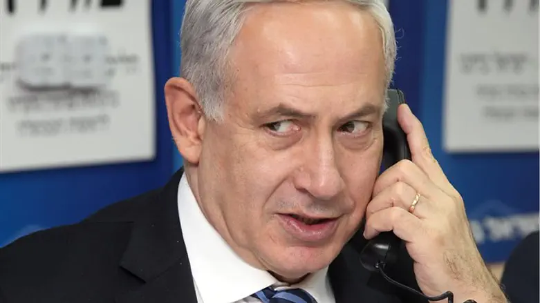 Netanyahu phones from HQ
