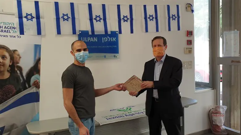 Herzog delivering matzahs to new immigrants in Israel