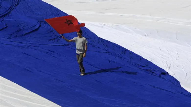 Young Israeli holds Moroccan flag