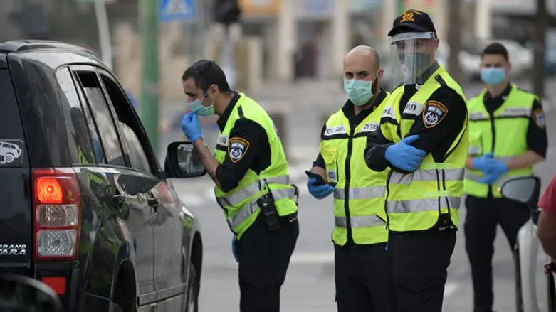 Bnei Brak: Police enforce movement restrictions