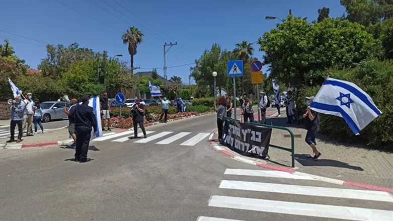 Protest underway outside Supreme Court President's home in Tel Aviv