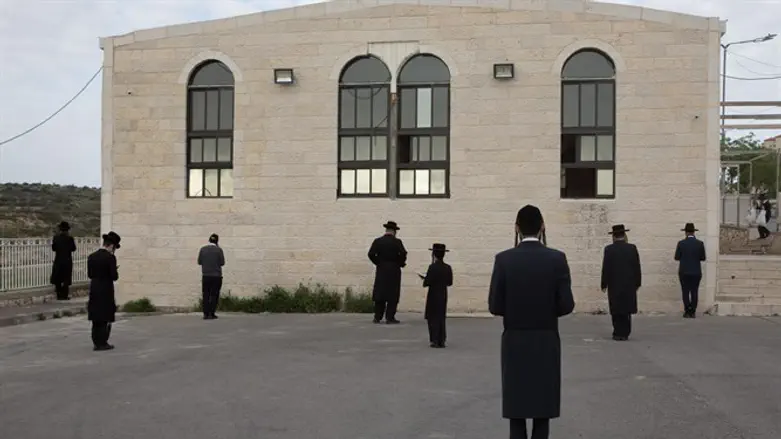 Prayer outside synagogue in Betar Illit