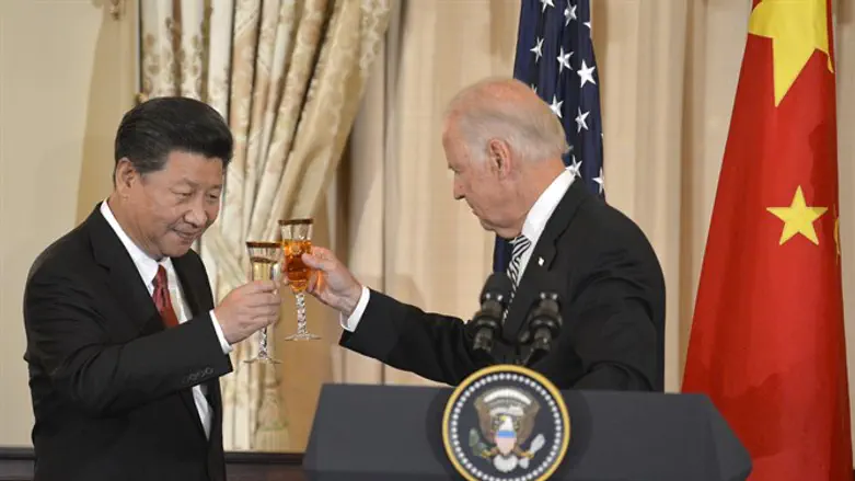 Chinese President Xi and U.S. Vice President Biden raise glasses in toast