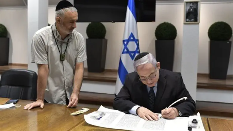 Netanyahu writes letter in Torah scroll