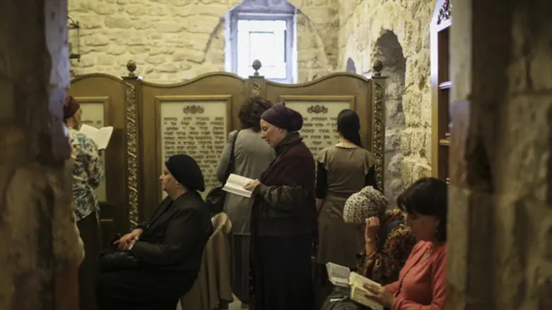 Women praying at King David's Tomb