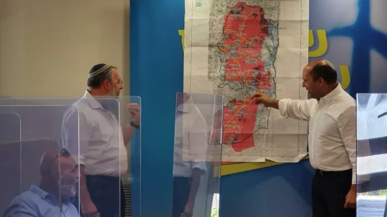 Ne'eman and Bennett examine sovereignty map