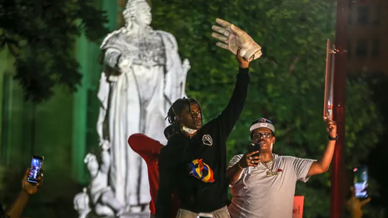 Protester holds up hand torn from King Louis XVI statue