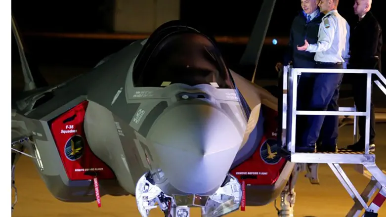 PM Netanyahu inspecting F35 fighter jet